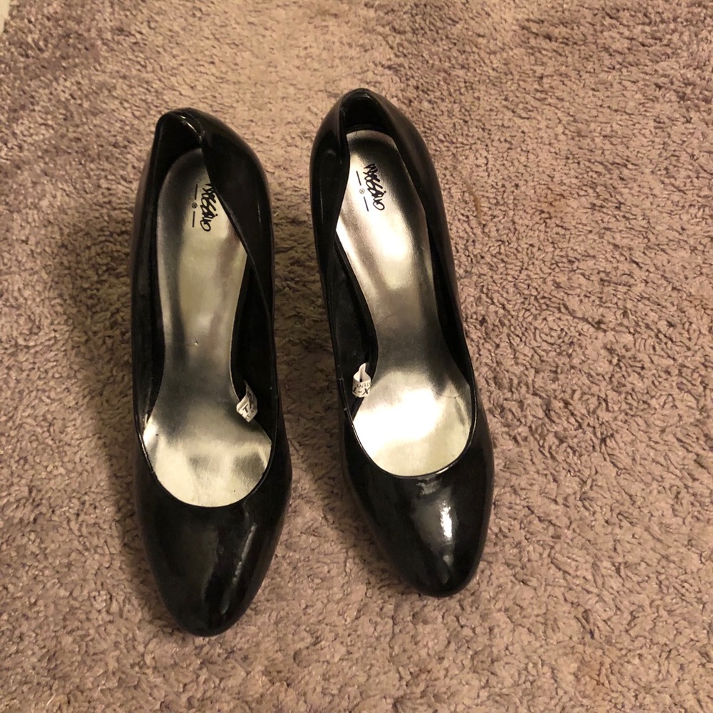 Black heels - Picture 2 of 2